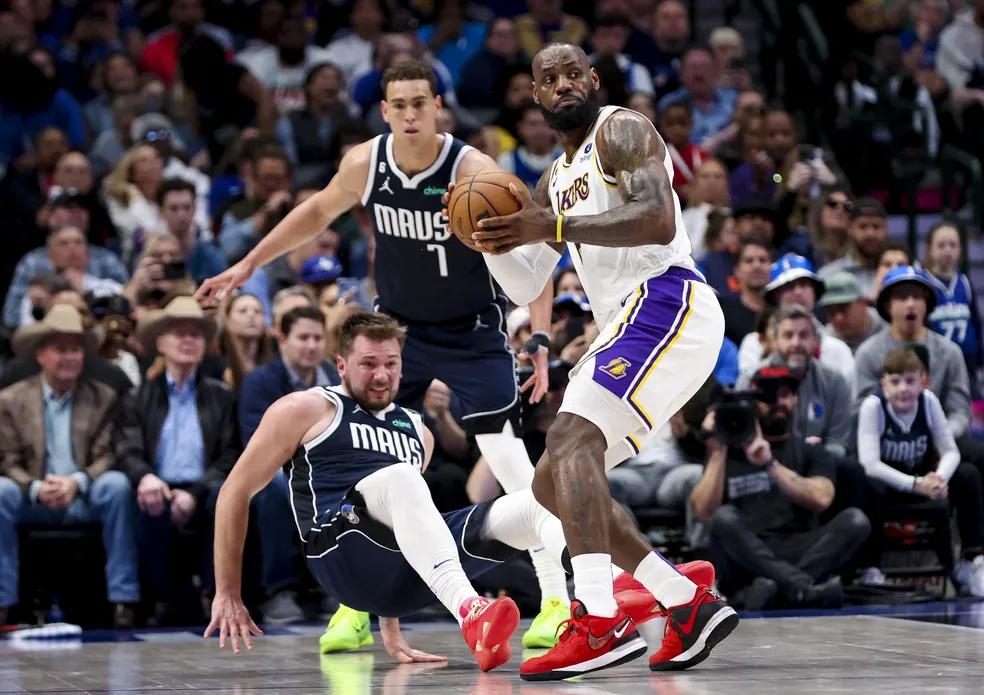 LeBron em ação no duelo entre Dallas Mavericks e Los Angeles Lakers