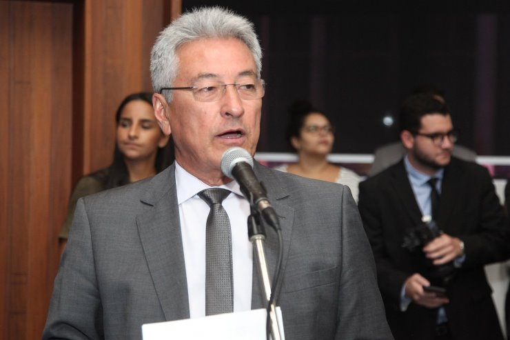 A rodovia MS-473 liga a sede do município aos bairros rurais São Bento e Laranjal