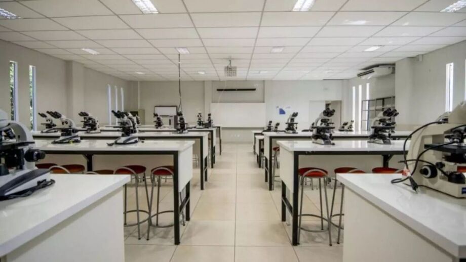 A sala de aula na Uniderp, onde os alunos têm a oportunidade de aprender com professores altamente capacitados e se especializar na área da saúde.