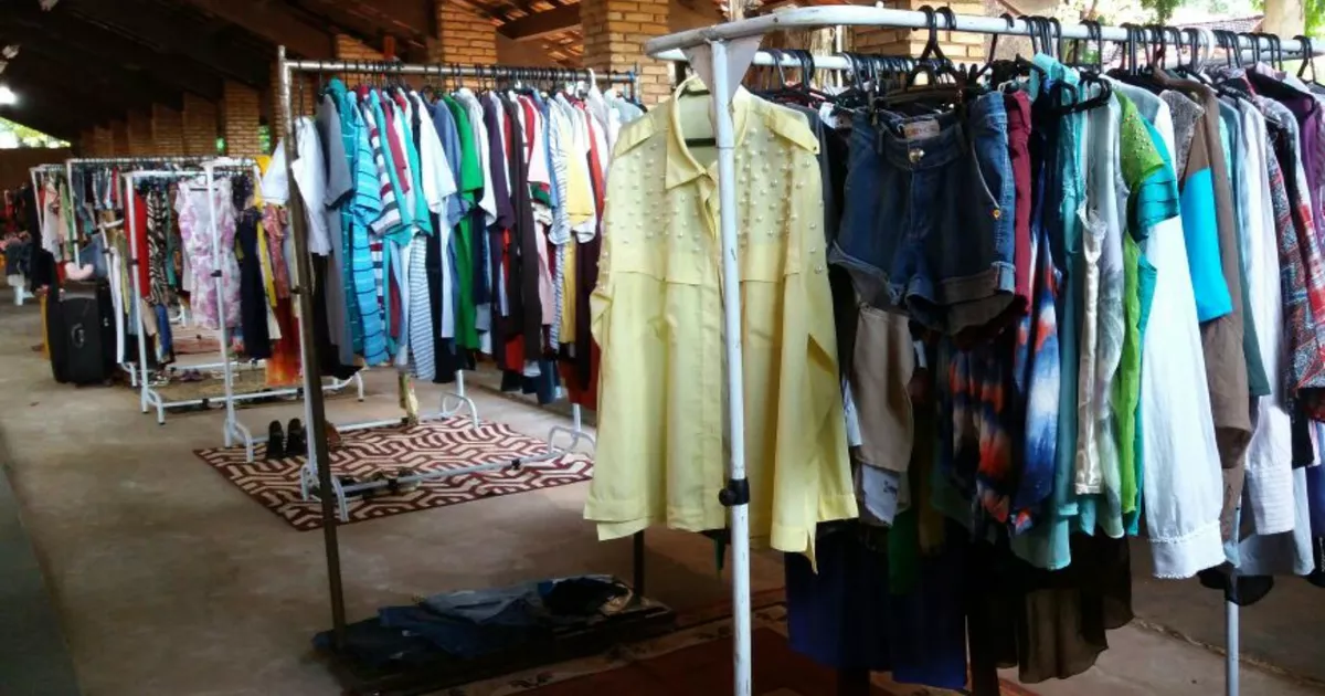Renove seu guarda-roupa com economia no saldão de brechós