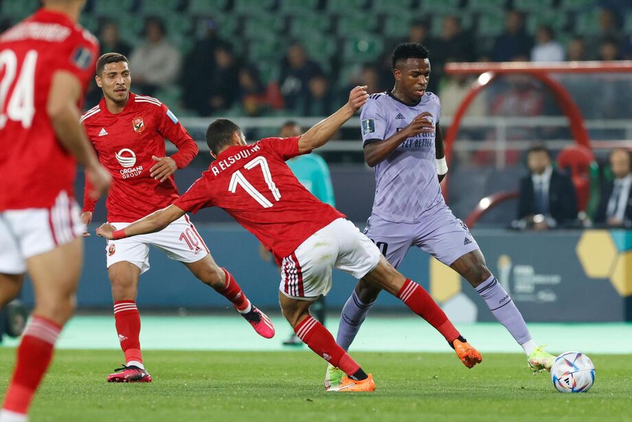 O atacante Vinicius Junior tenta driblar Amr El Solia no duelo entre Real Madrid e Al Ahly pela semifinal do Mundial de Clubes.