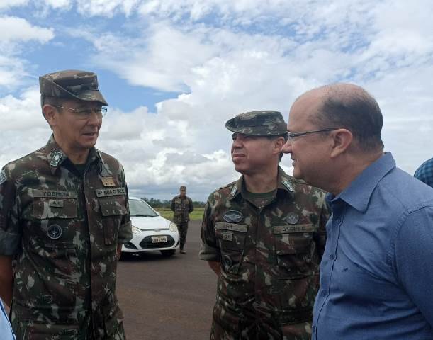 Barbosinha conversa com comandante do Exército e deputados federais durante vistoria