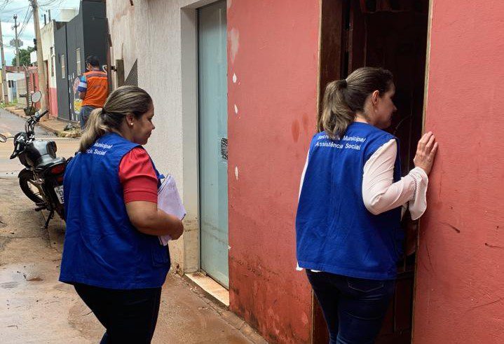 As equipes da Secretaria Municipal de Infraestrutura, Transporte e Trânsito (SEINTRA) e Defesa Civil, estão nas ruas desde às 2h da madrugada