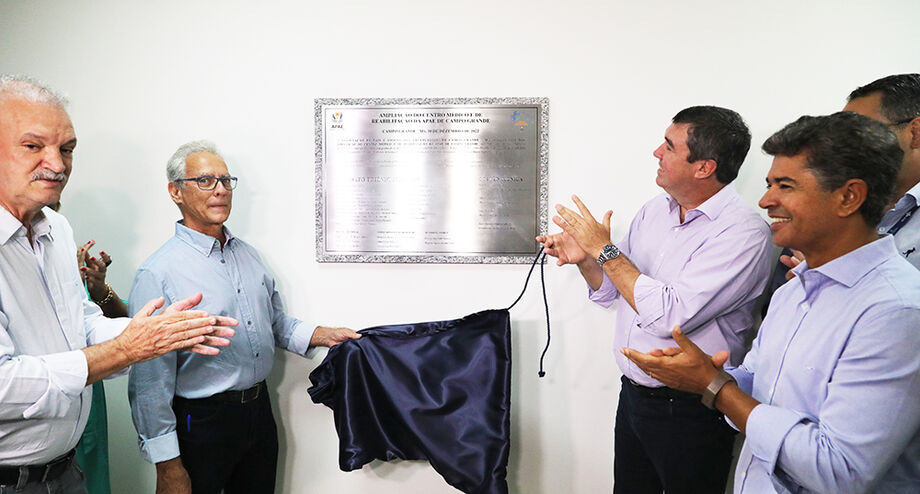 O presidente Apae de Campo Grande, Luiz César Nocera junto do governador Eduardo Riedel durante entrega de reforma na Apae