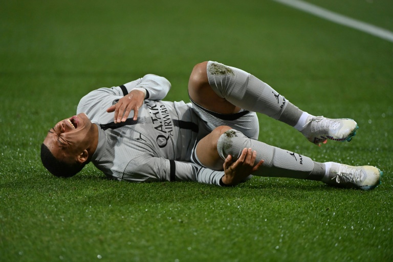 Mbappé sofre lesão a 13 dias de duelo do PSG com o Bayern pelas oitavas da Champions