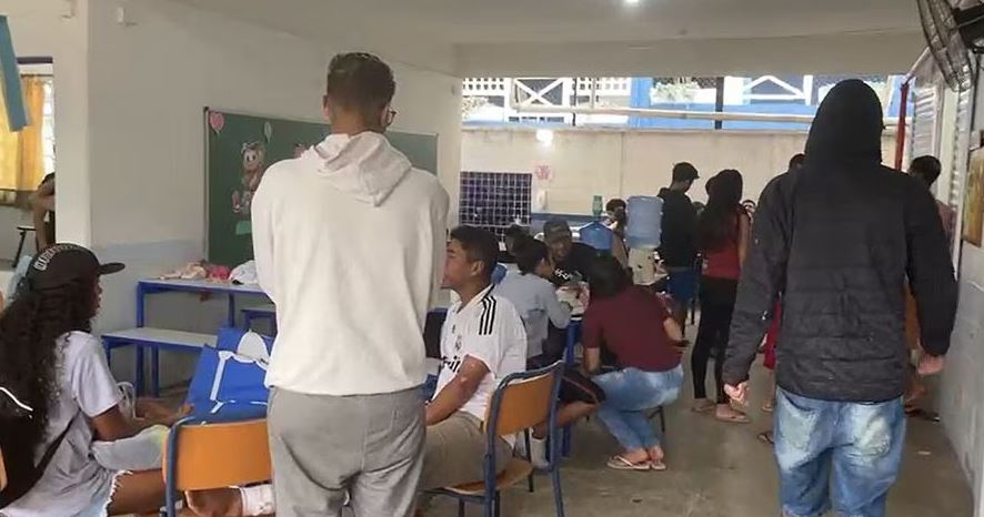 A Escola Municipal de Barra do Sahy estava lotada de desabrigados, nesta segunda-feira