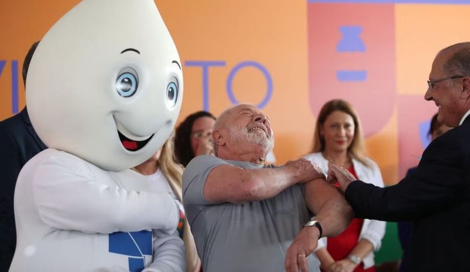 Lula sendo vacinado pelo vice Geraldo Alckmin em solenidade nesta segunda-feira, 27
