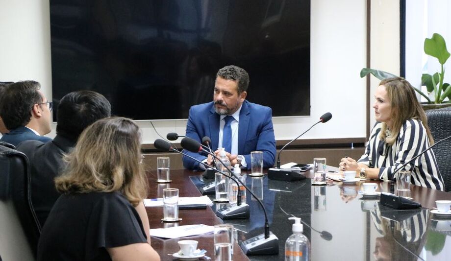 O desembargador Alexandre Bastos ao centro