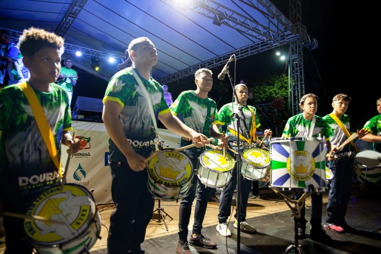Sambistas da Grêmio Recreativo Escola de Samba Unidos da Major Gama