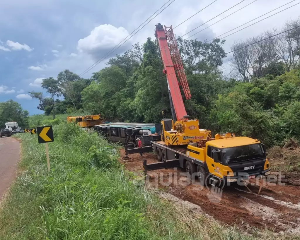 Veículo retirado após capotamento na BR-163