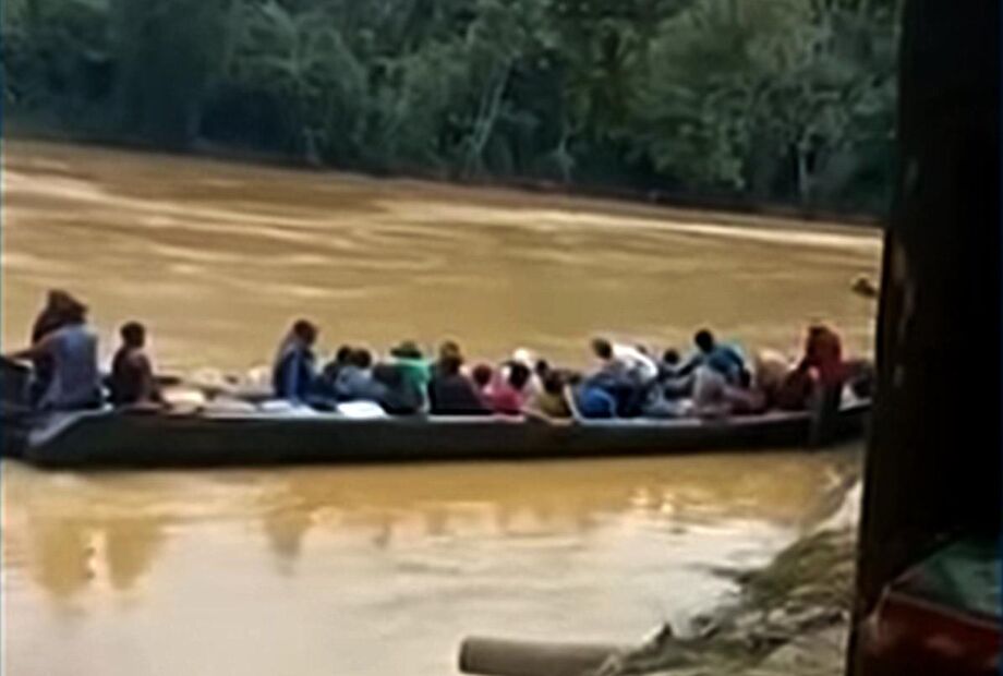 Grupos de garimpeiros abandonando a região
