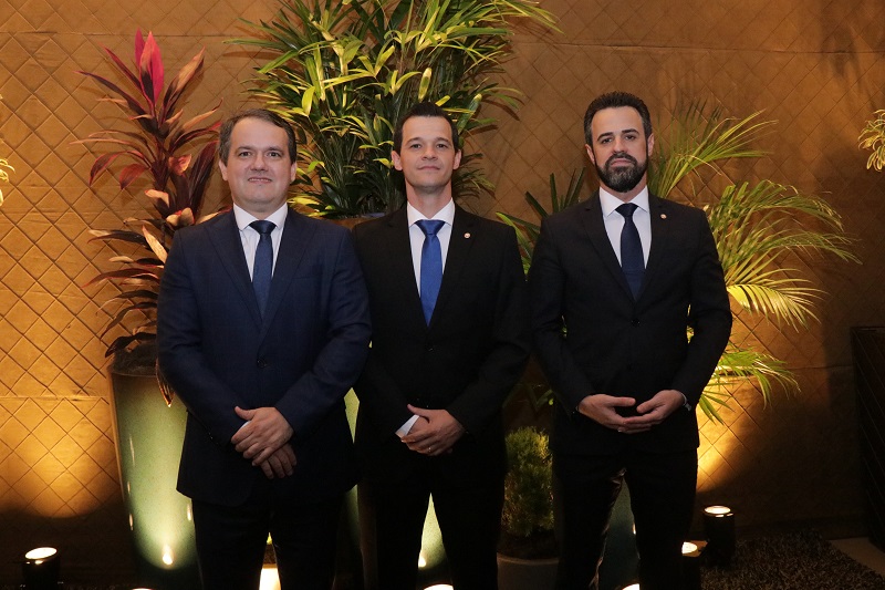 O Procurador-Geral de Justiça, Alexandre Magno ; o novo diretor executivo da Associação no biênio 23/25, o Promotor Fabrício Mingati, e o Presidente da ASMMP nas gestões 19/21 e 21/23, o Promotor Romão Ávila Milhan Junior.