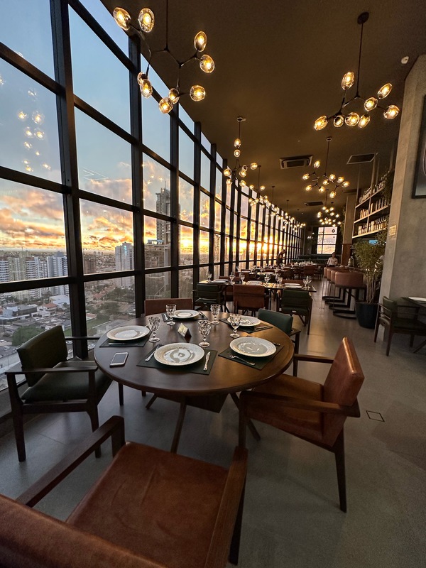 O Olivia Rooftop está no topo do edifício Flat Afonso Pena, em Campo Grande