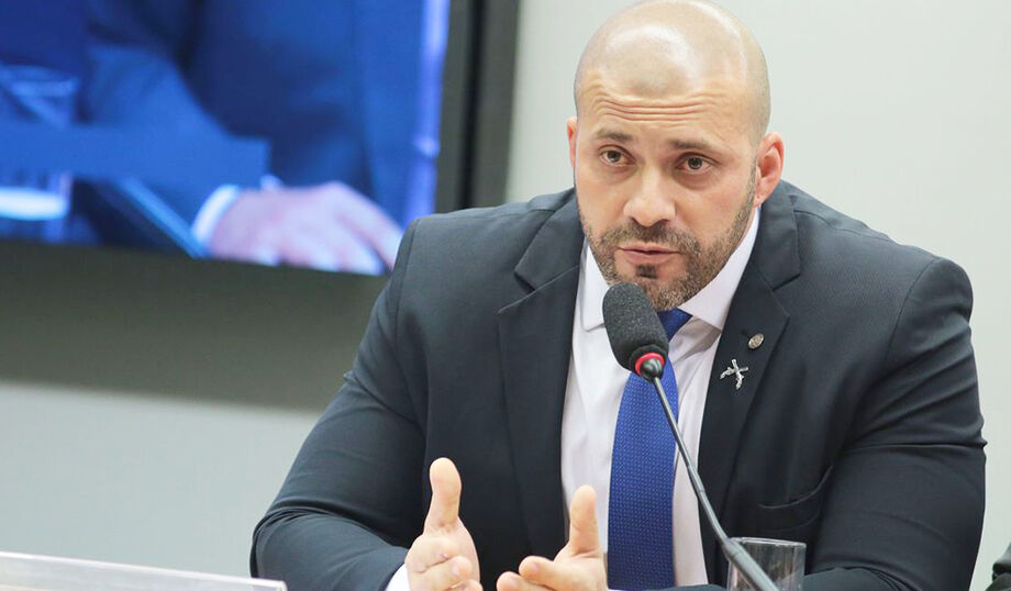 Daniel Silveira tenta antecipar saída do semiaberto alegando dias reduzidos por leitura, cursos e trabalho no presídio de Magé (RJ)