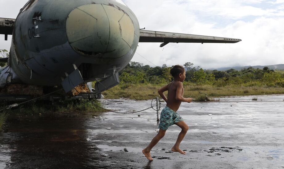 Militares do 6º Batalhão de Engenharia e Construção (6º BEC) do Exército trabalham até durante a noite para tapar os buracos e concluir a reforma da pista do aeródromo de Surucucu, dentro da Terra Indígena Yanomami