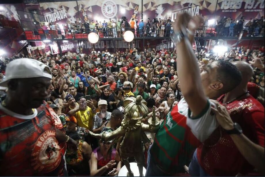 Carnavalescos, diretoria, desfilantes e simpatizantes da Mocidade celebram título no barracão da escola