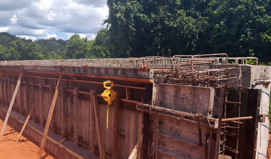 Ponte sobre o Córrego da Viga, Ribas do Rio Pardo, sendo construída