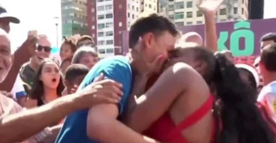 Repórter é beijado à força durante transmissão ao vivo no bloco Galo da Madrugada