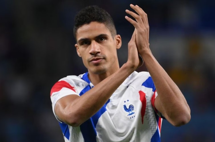 Varane anunciou sua aposentadoria da seleção francesa nesta quinta-feira