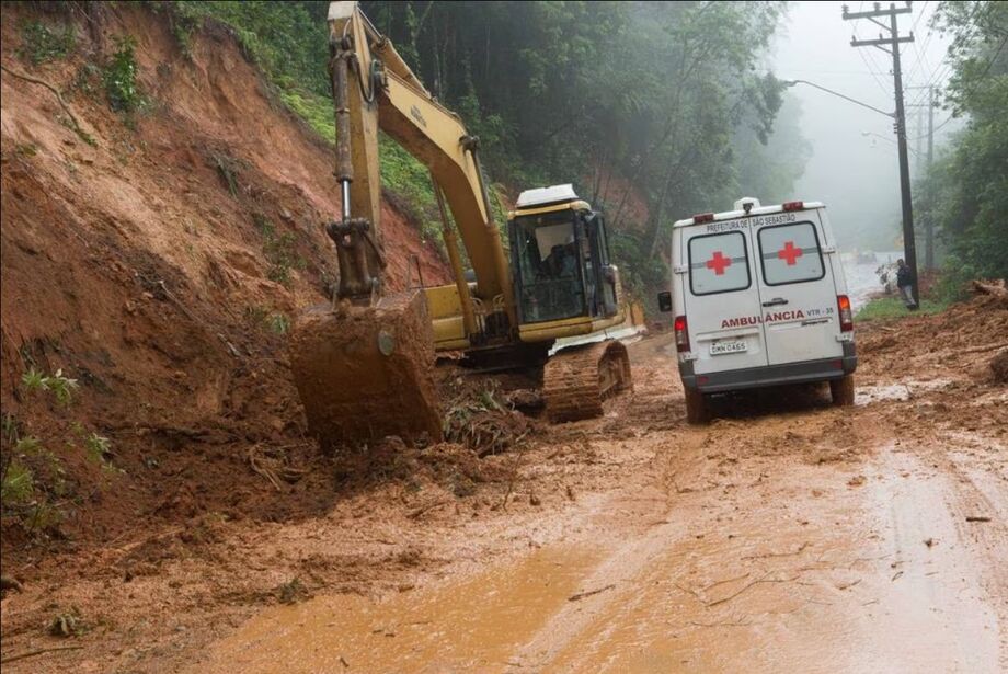 Rodovia Dr. Manoel Hipolito do Rego, estrada Rio-Santos, altura do km 159 no município de São Sebastiao, com duas faixas interditadas por deslizamento após forte chuva que caiu nos últimos dois dias no Litoral Norte de São Paulo.