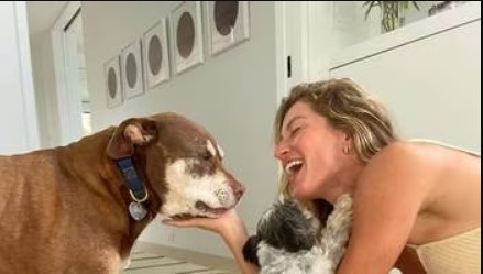 Gisele Bündchen com seu cachorro.