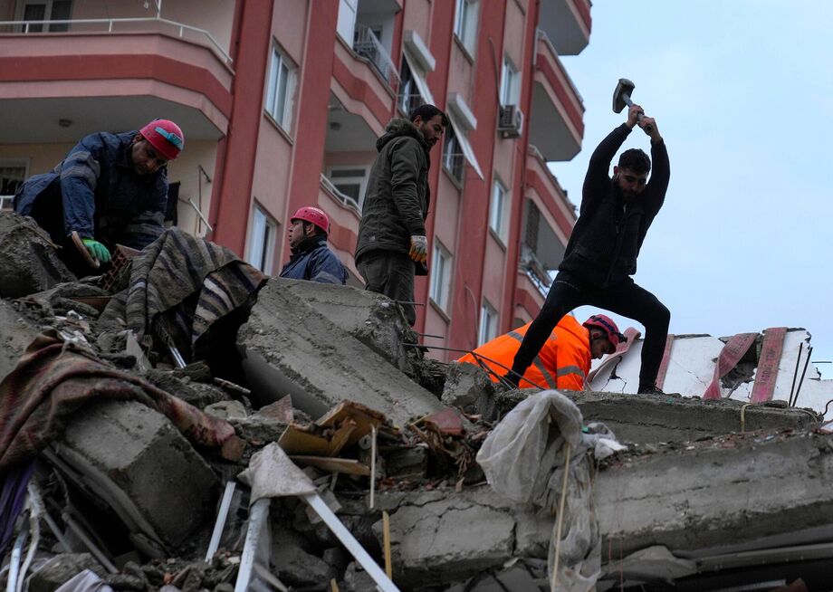 Turcos tentam resgatar vítimas sob escombros após terremoto