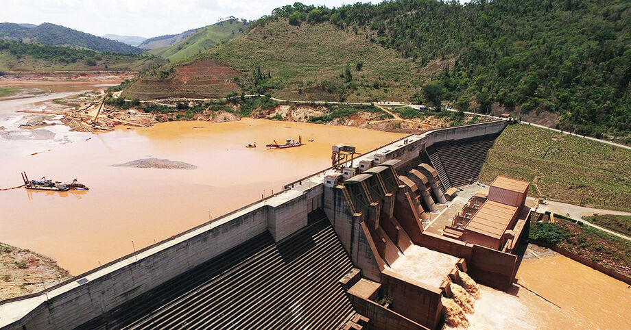 A hidrelétrica Risoleta Neves, no rio Doce, com lama da barragem da Samarco que se rompeu em Mariana