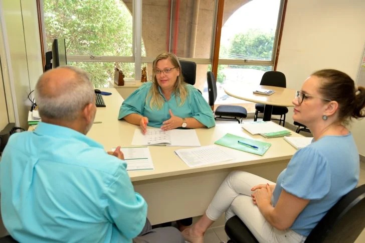 Reunião entra a diretora de Saneamento Básico e Resíduos Sólidos, Iara Marchioretto, e o presidente do Conselho Municipal de Meio Ambiente, engenheiro Aquino Pereira