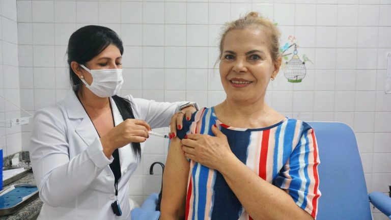 Vacinação e testagem contra Covid-19