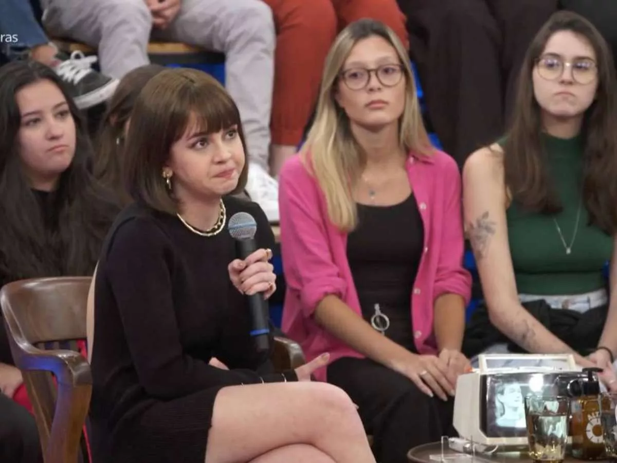 Klara Castanho, 22 anos, se emocionou ao falar sobre o caso de estupro que sofreu no ano passado