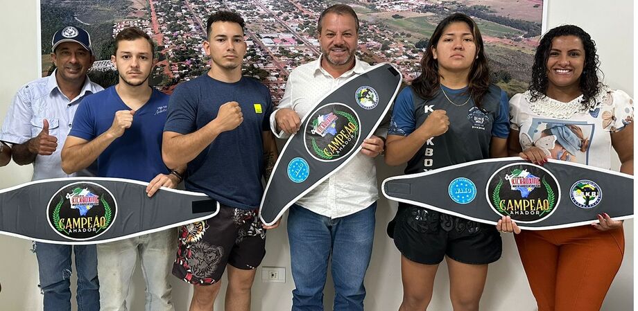 Prefeito de Paranhos recebe atletas de kickboxing vitoriosos em seu gabinete; Cristiano Ramalho, Gislaine Katiuska e Junior Olímpio foram os grandes campeões