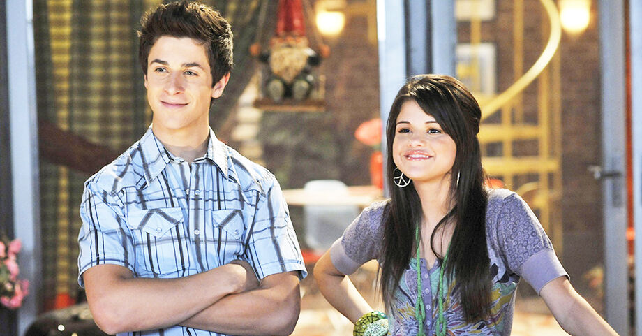 Selena Gomez em cena com sua personagem na série teen