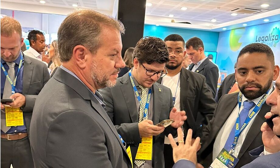 Prefeito de Paranhos, Donizete Viaro, se reúne com autoridades políticas durante Marcha a Brasília em busca de investimentos