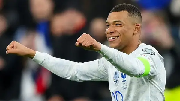 Sem Neymar, Christophe Galtier apostou em um PSG com três zagueiros e um meio de campo mais marcador com Sanches, Verratti e Vitinha. Com isso, Messi e Mbappé ficaram isolados no ataque