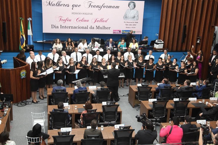 Sessão solene foi realizada no Plenário Júlio Maia e contou com apresentação do Coral da ALEMS
