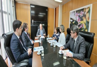 Reunião entre o Des. Sérgio Fernandes e servidores do TCE.