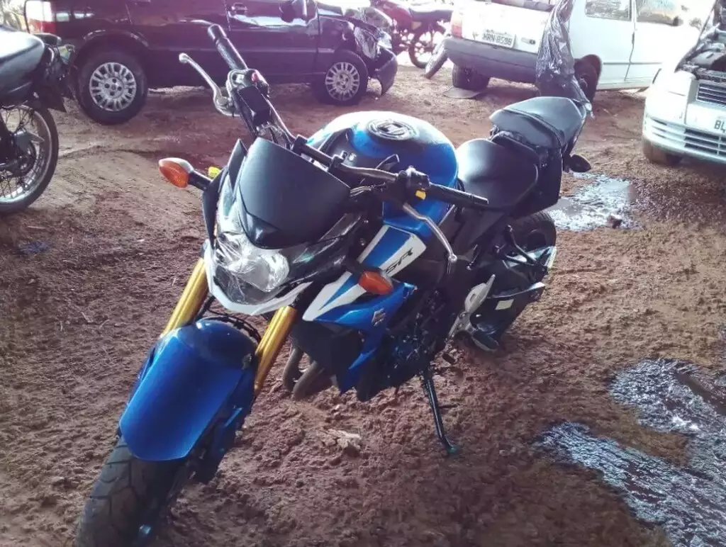 Motocicleta avaliada em R$ 9 mil faz parte de leilão em pátio do Detran.