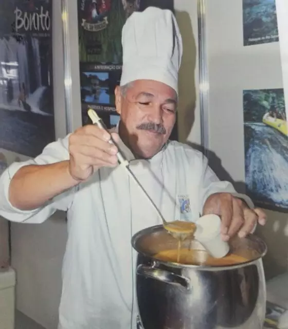 Baiano durante preparo do tradicional caldo de piranha.
