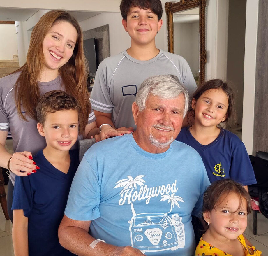 Zeca em foto publicada com a família após a internação