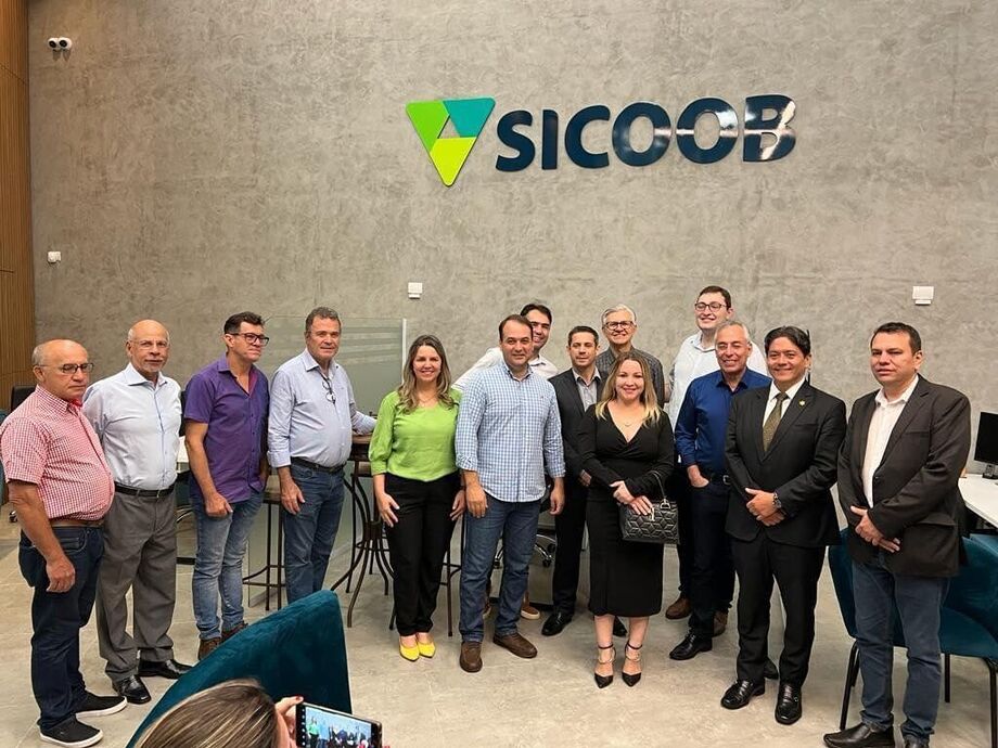 Diretoria da ACICG presente na inauguração da nova agência Sicoob Médio Oeste (ACICG)