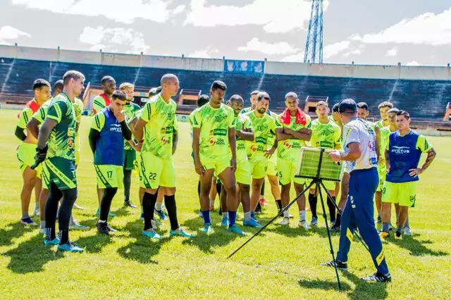 Elenco do Dourados durante treinamento.