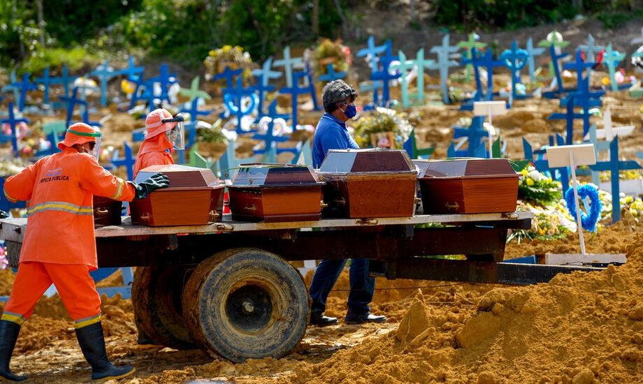 Mortes por covid-19 chegam a 70 mil no Brasil.