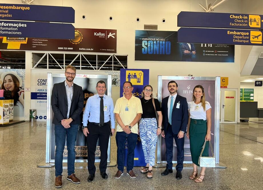 Superintendente da Infraero, Dr. Wilson Brandt Filho (ao centro) recebendo os advogados da Comissão de Direito Aeronáutico da OAB/MS, Ronaldo Chadid Júnior, Luiz Fernando Pereira, Katia Regina Molina Soares, Tales Graciano e Rafaela Cunha, durante visita