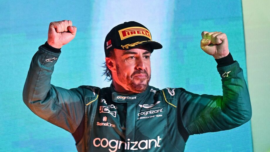Fernando Alonso celebra terceiro lugar no GP do Bahrein