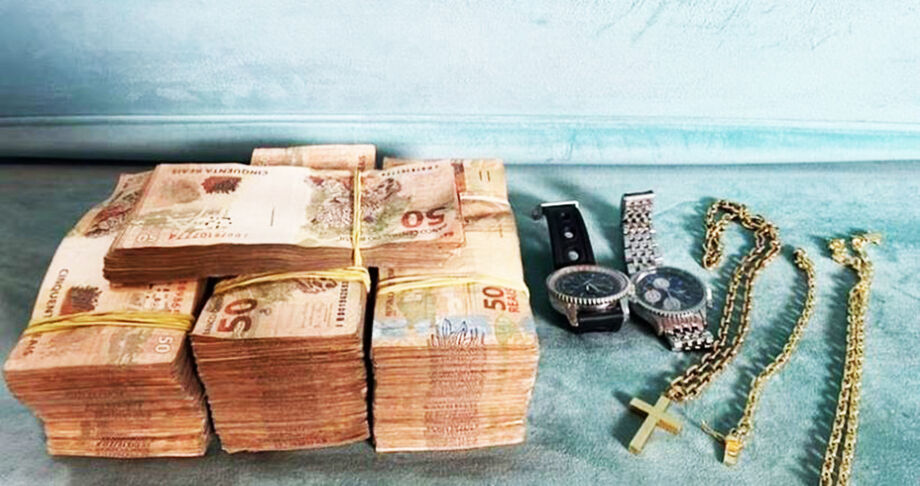 Dinheiro e objetos apreendidos na operação realizada nesta manhã