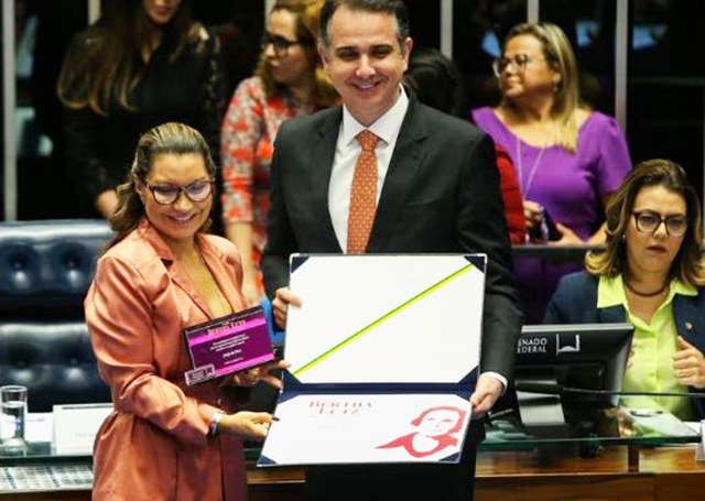 A primeira-dama, Rosângela Lula da Silva, a Janja, recebeu na manhã desta quarta-feira, 8, o diploma Bertha Lutz, em solenidade realizada no plenário do Senado Federal