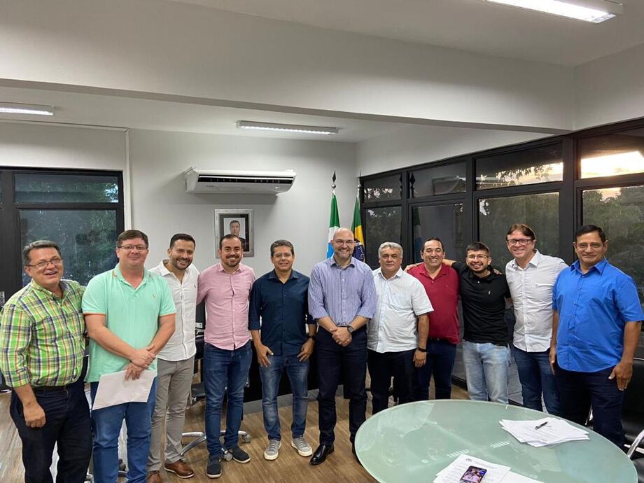 Prefeito Marcelo Iunes e comissão se reúnem com o secretario de Educação Hélio Queiroz Daher