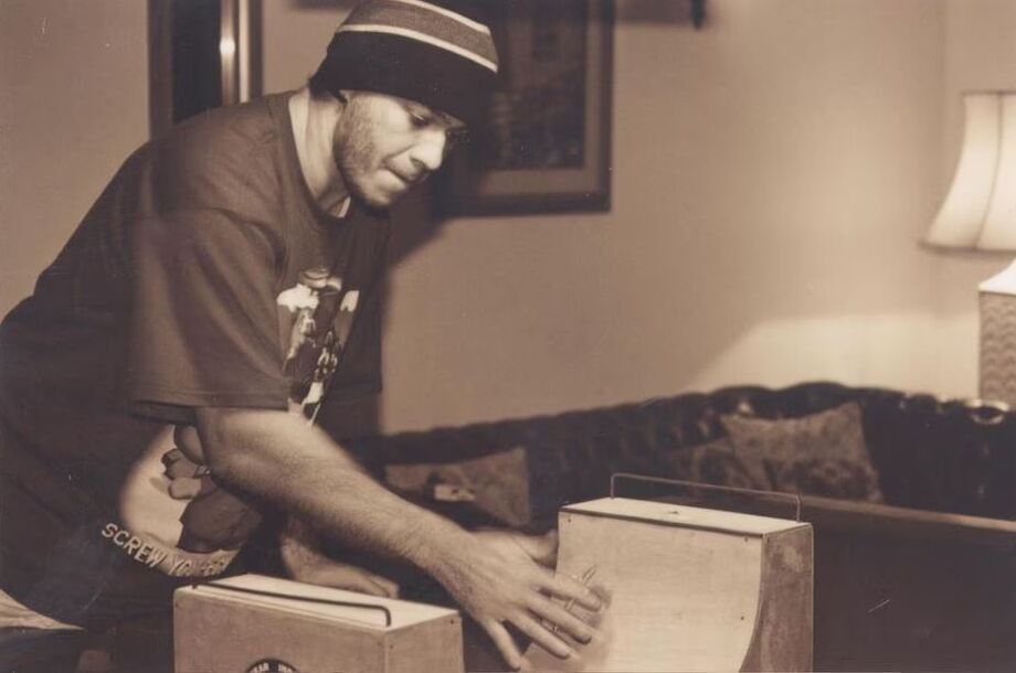 Chorão, vocalista do Charlie Brown Jr., brinca com skate de dedo em foto de maio de 2000