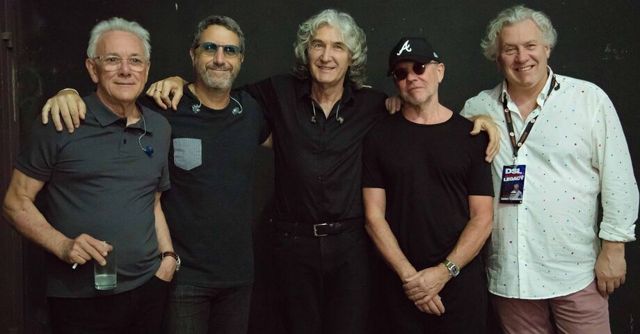 Dire Straits Legacy apresentará sucessos memoráveis em show imperdível no dia 13 de maio, no Ginásio Guanandizão, em Campo Grande.