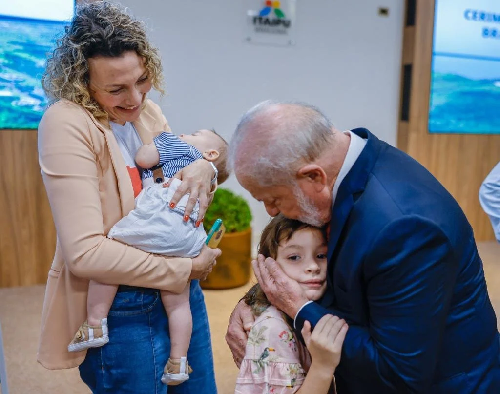 Lula em encontro com a família do tesoureiro do PT, assassinado em julho.